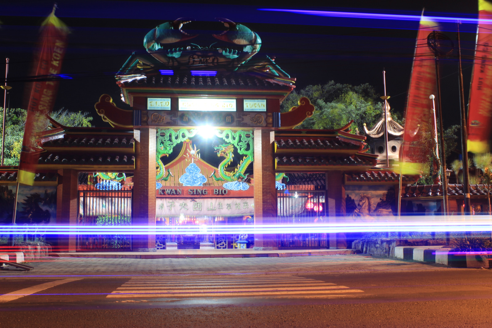 SATU-SATUNYA DI DUNIA: Patung kepiting di depan pintu gerbang utama TITD Kwan Sing Bio Tuban.