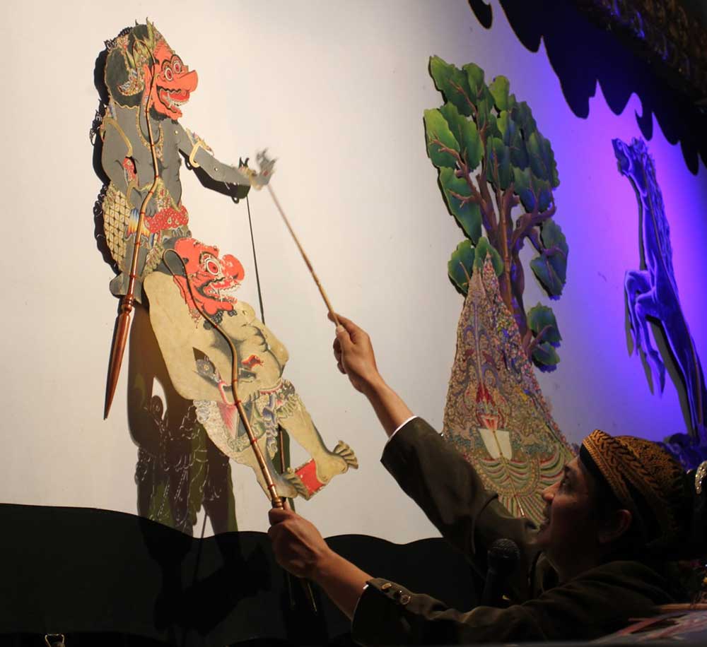 Pertunjukan wayang kulit di Tuban, Jawa Timur yang masih bertahan di tengah minimnya tanggapan.