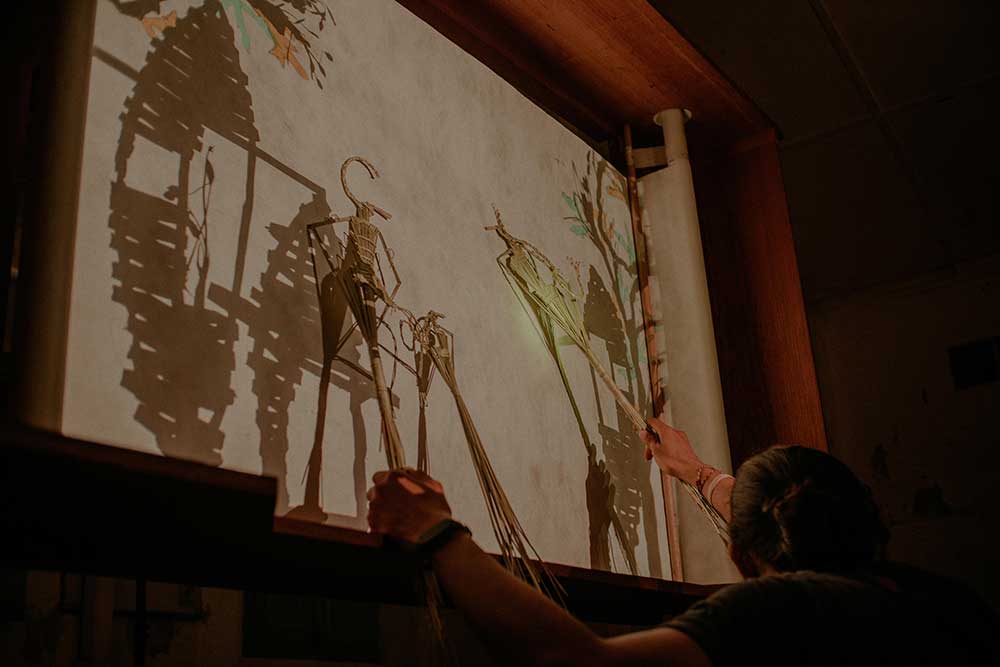 PERTUNJUKAN: Wayang Suket Indonesia saat diundang tampil. Penampilannya dikemas agar lebih ramah kepada penonton milenial.