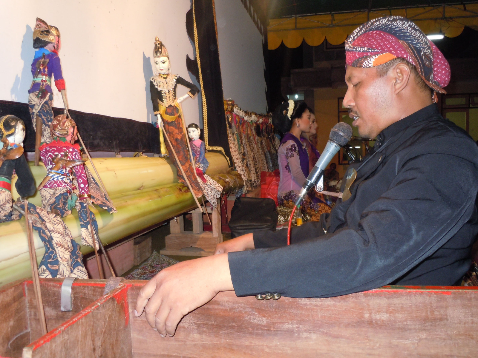 Panggung Widodo, satu dari dua dalang wayang tengul.