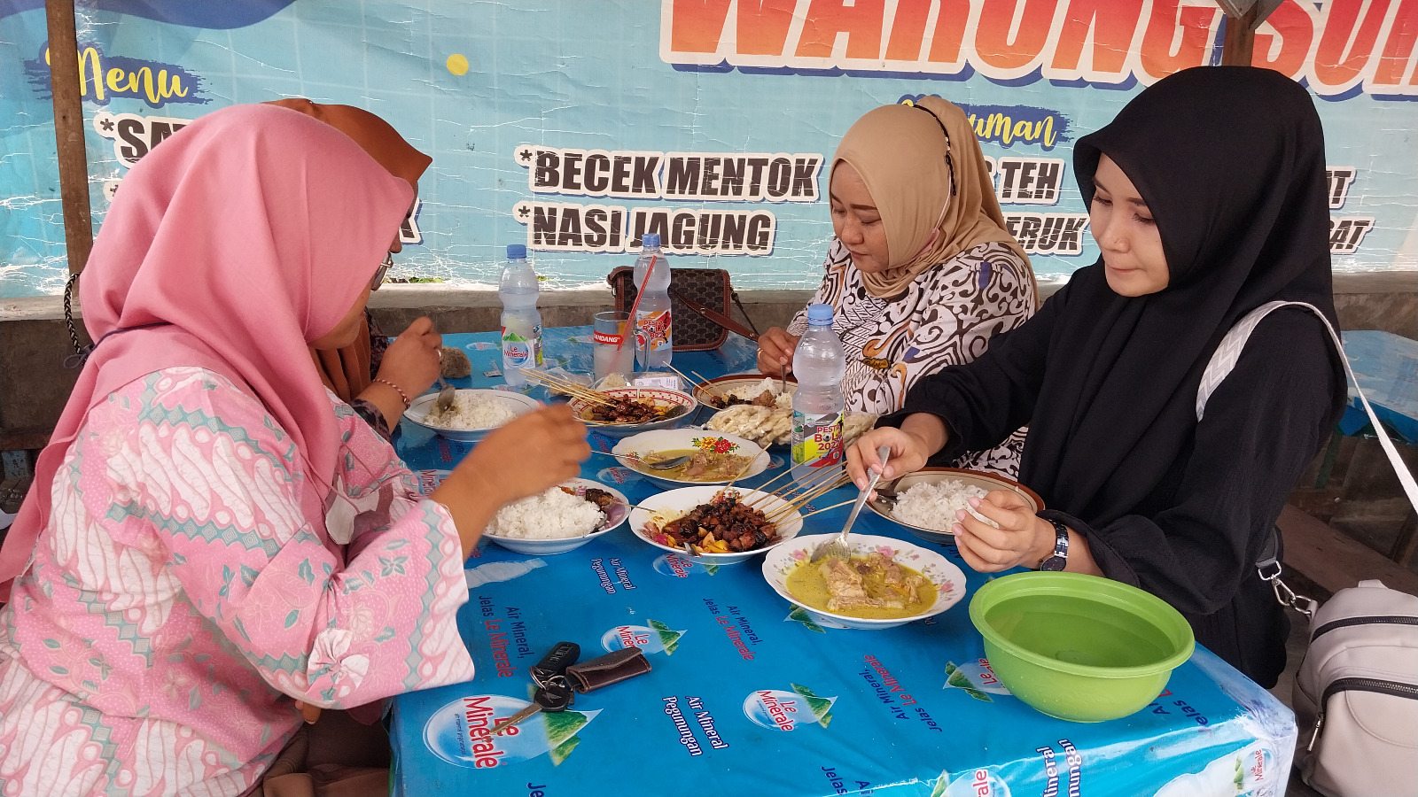 Pengunjung menikmati sate mentok di Warung Sor Sawo di Kelurahan Karang, Kecamatan Semanding, Kabupaten Tuban, Jawa Timur.