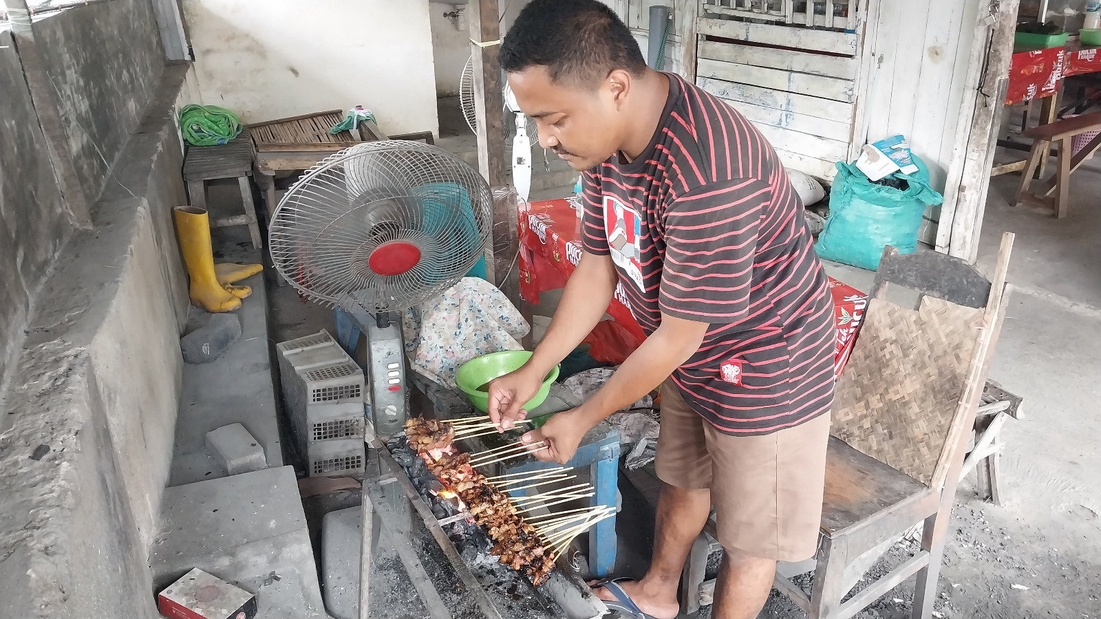 Supri menyiapkan sate mentok di warungnya, Sor Sowo di Kelurahan Karang, Kecamatan Semanding, Kabupaten Tuban, Jawa Timur.