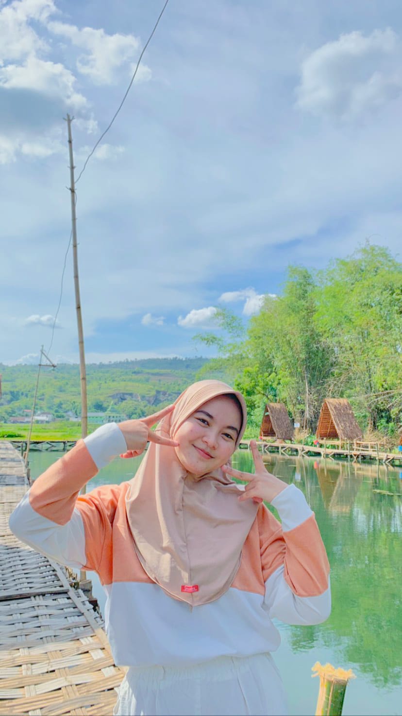 Pengunjung menikmati  wisata Rumpun Bambu Beron di Desa Punggulrejo, Kecamatan Rengel, Kabupaten Tuban, Jawa Timur.