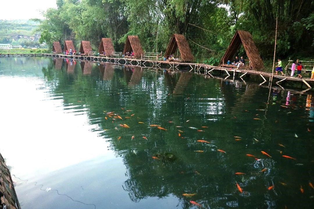 Pengunjung menikmati  wisata Rumpun Bambu Beron di Desa Punggulrejo, Kecamatan Rengel, Kabupaten Tuban, Jawa Timur.