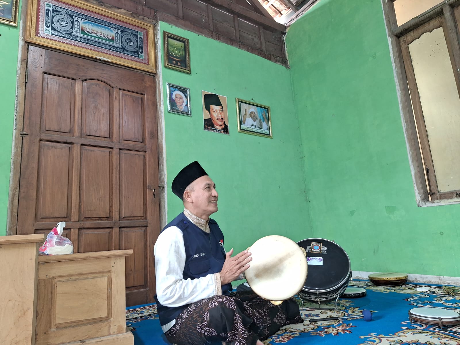 Suhartono, pemain terbang banjari di Kecamatan Rengel, Kabupaten Tuban, Jawa Timur.