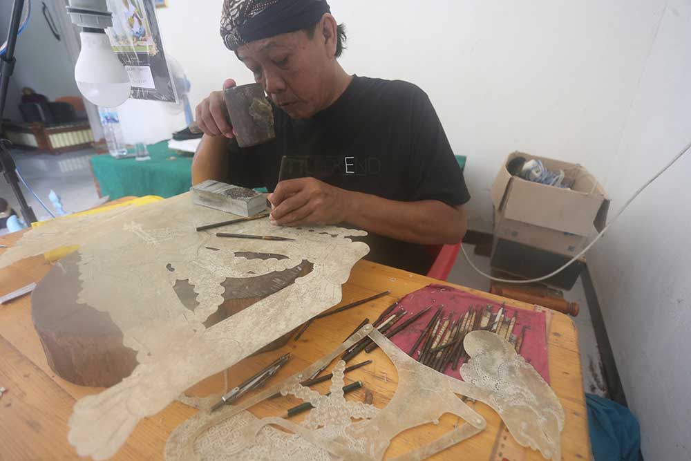 Yanto, membuat wayang kulit sendiri di rumahnya, Desa Sawahan, Kecamatan Rengel.