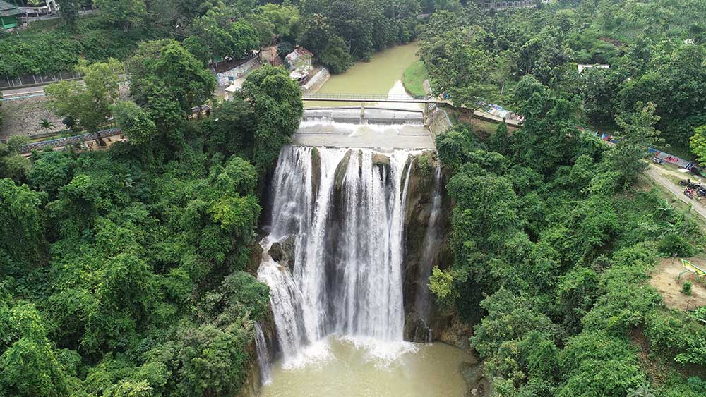 Bagian atas Air Terjun Nglirip di Desa Mulyoagung, Kecamatan Singgahan, Kabupaten Tuban, Jawa Timur. Di posisi ini diperkirakan turbin air PLTA Nglirip terpasang.