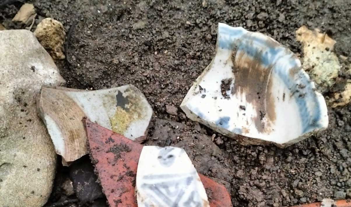 Pecahan keramik kuno yang ditemukan di sekitar makam Sunan Geseng di Desa Gesing, Kecamatan Semanding, Kabupaten Tuban, Jawa Timur.
