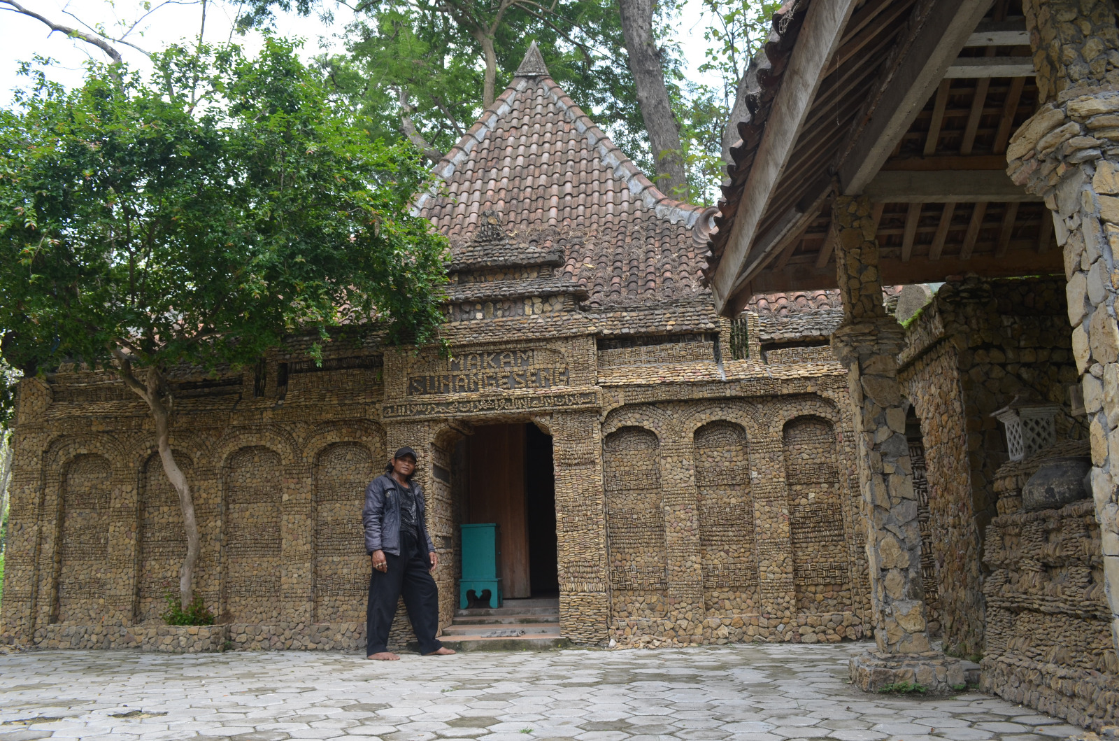Makam Sunan Geseng di Desa Gesing, Kecamatan Semanding, Kabupaten Tuban, Jawa Timur.