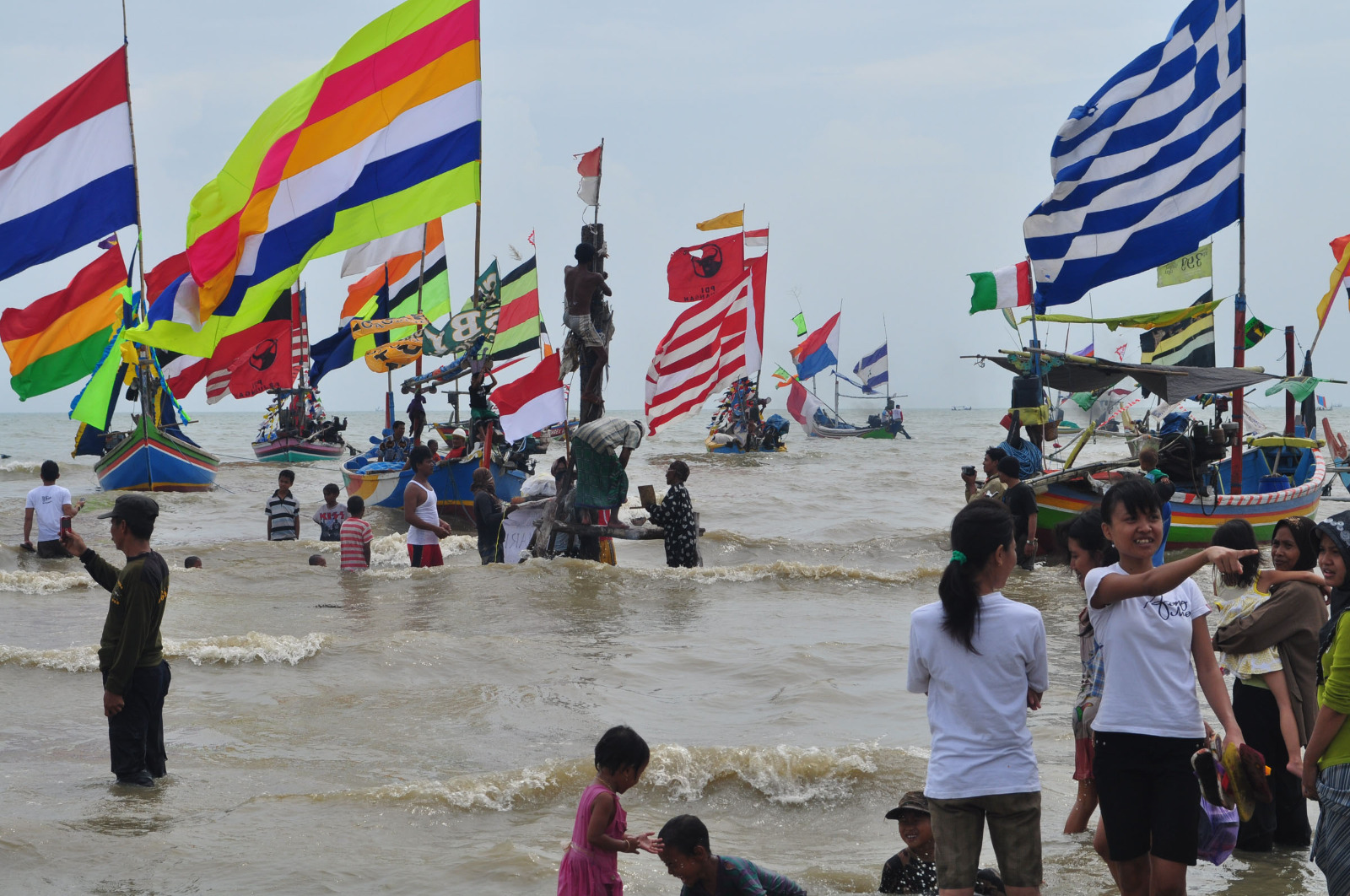 Perahu di perkampungan Kelurahan Karangsari, Kecamatan Tuban, Kabupaten Tuban, Jawa Timur berhias warna-warni.