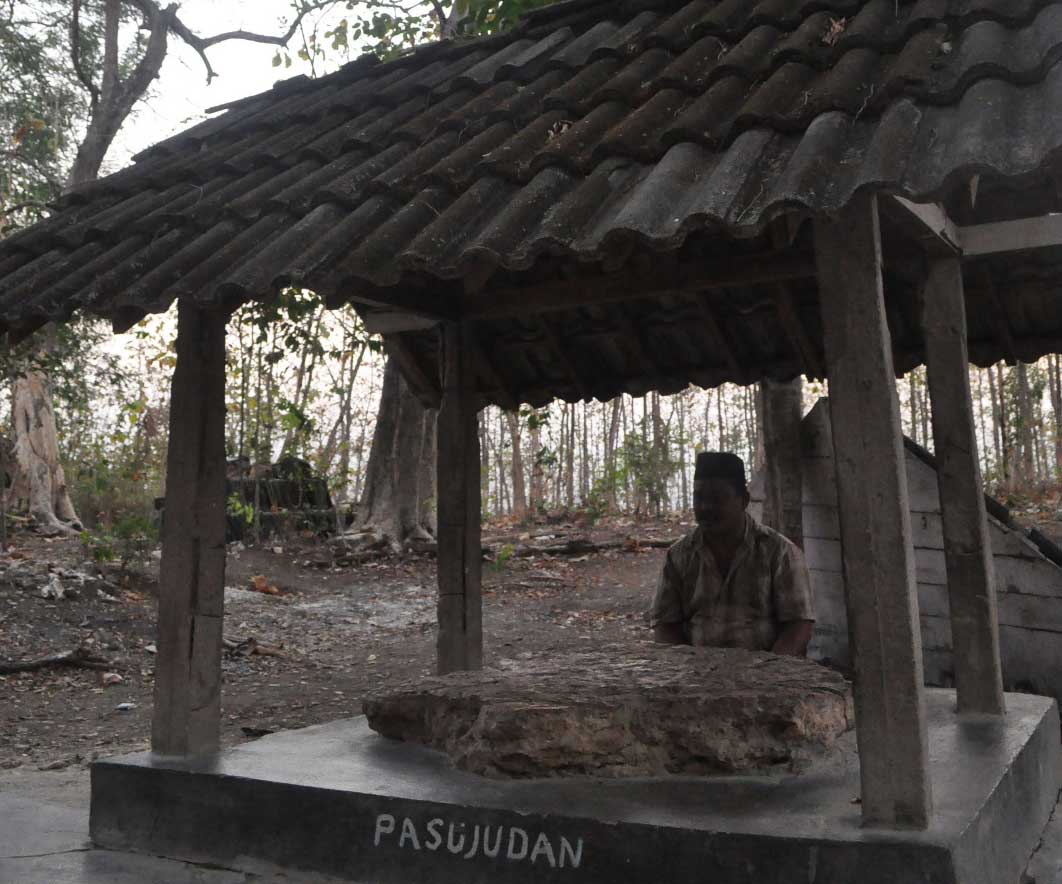 Petilasan batu ceper terdapat bekas kaki yang dipercaya tempat Sunan Geseng bersila.