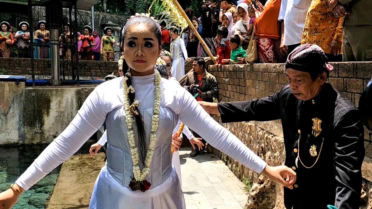 Prosesi siraman waranggono di Pemandian Bektiharjo, Tuban