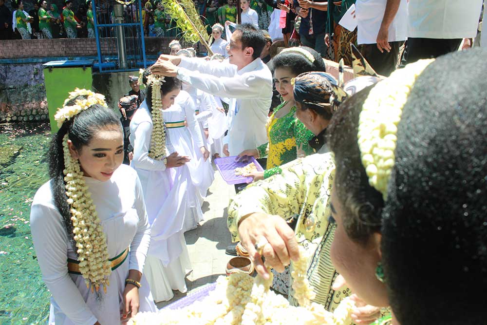 Salah satu prosesi siraman waranggono di Pemandian Bektiharjo, Desa Bektiharjo, Kecamatan Semanding, Kabupaten Tuban, Jawa Timur.