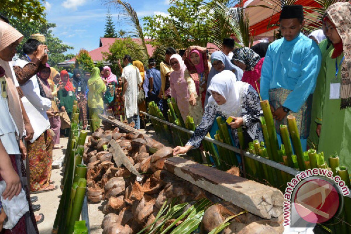 Tradisi Malamang Sumatra Barat