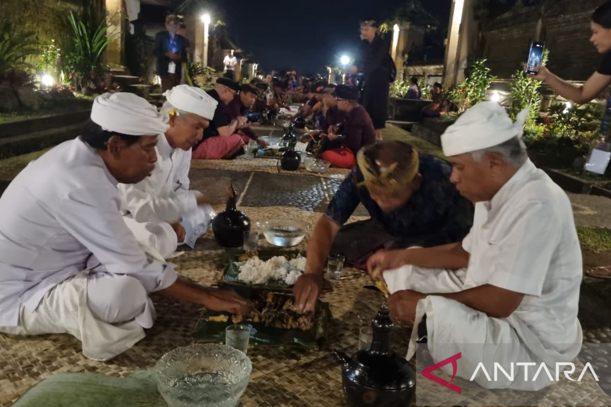 Tradisi Megibung Bali