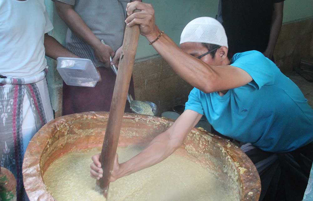 Pembuat bubur sura di halaman Masjid Muhdor Tuban, Jalan Pemuda.