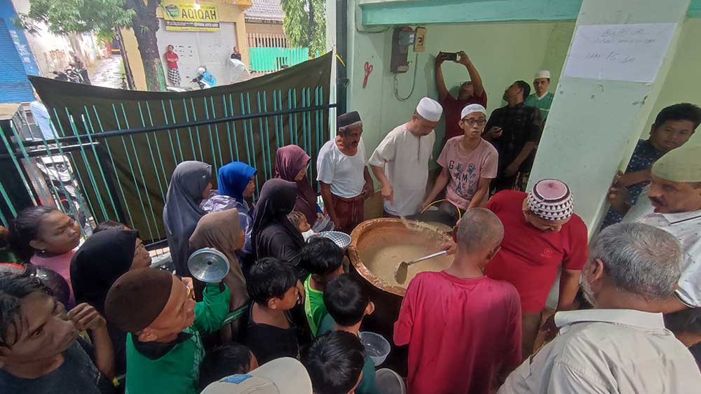 HANYA SAAT RAMADHAN: Masyarakat yang mengantre di depan Masjid Al-Muhdhor untuk mendapatkan bubur khas kampung Arab tersebut.