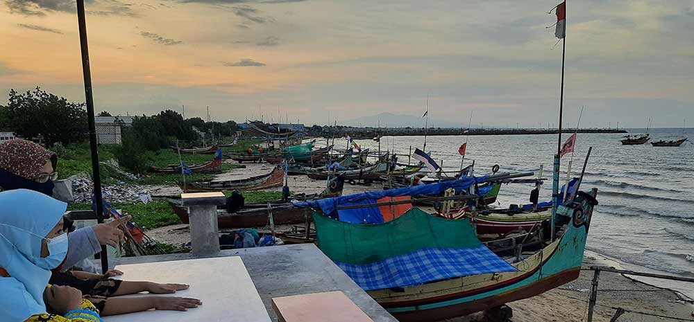 Salah satu lokasi pantai di Tuban saat matahari  terbenam.