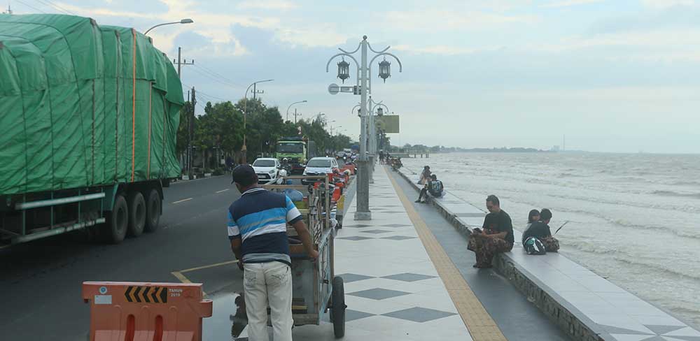 Salah satu tempat ngabuburit di laut Tuban.