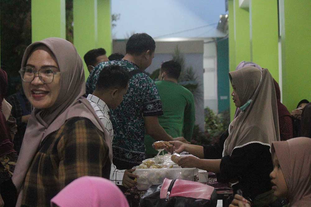 BERBAGI KEBAIKAN: Suasana saat pembagian makanan berbuka puasa di Masjid Darusy Syafii RSNU Tuban.