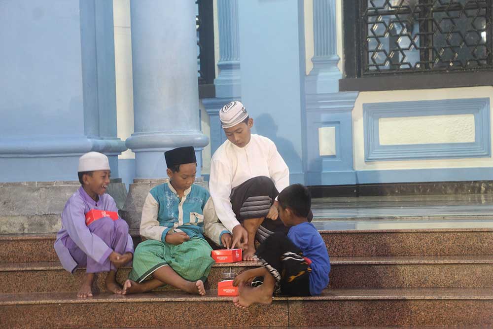 MENUNGGU AZAN: Tak hanya orang dewasa, anak-anak juga turut meluangkan waktu berbuka di Masjid Agung Tuban, Kamis (21/3).