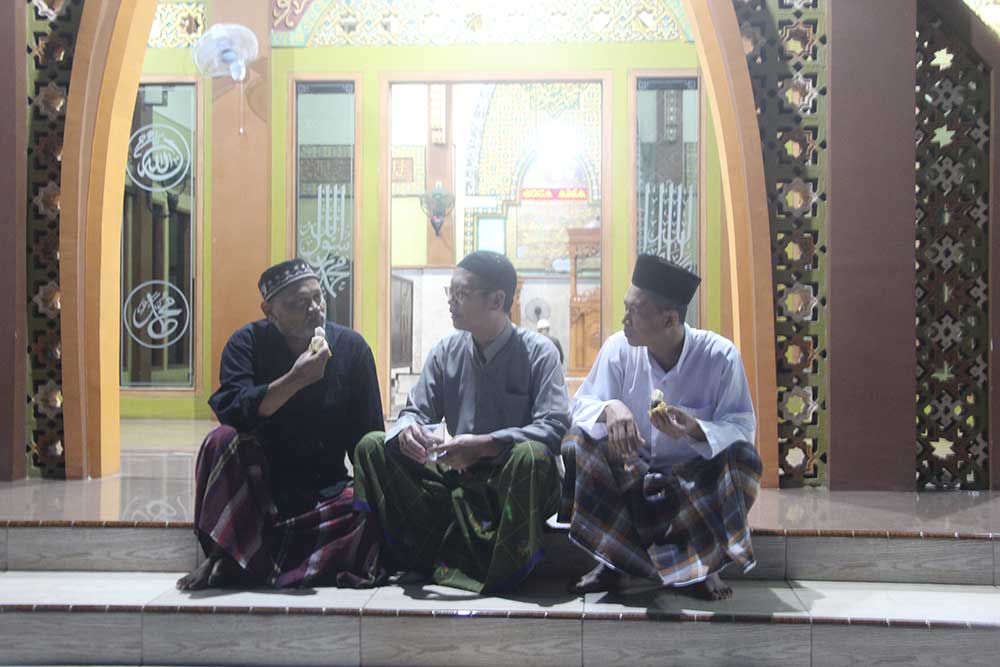 MENIKMATI SUASANA: Warga sekitar Masjid Baitussalam Aspol, Kelurahan Kebonsari Tuban yang menikmati sajian buka puasa sebelum salat magrib.