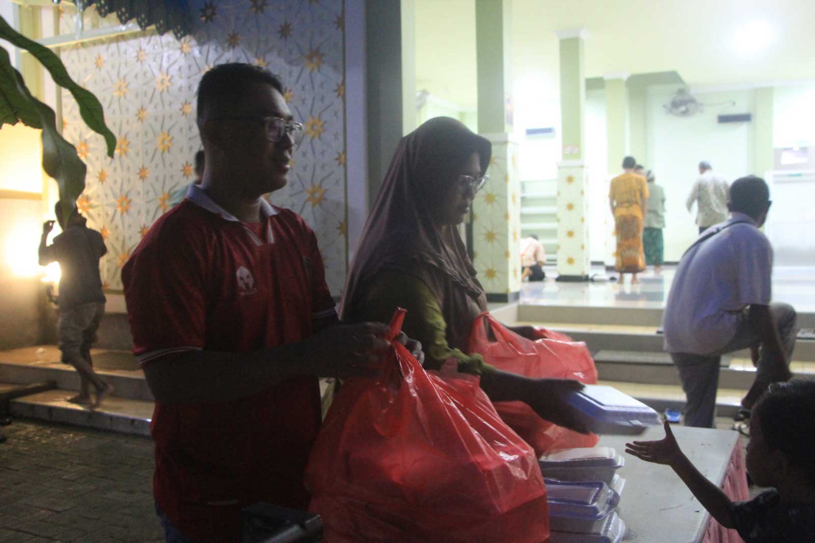 BERBAGI: Suasana berbuka puasa di Masjid Darul Maghfiroh RSUD dr. R. Koesma Tuban.