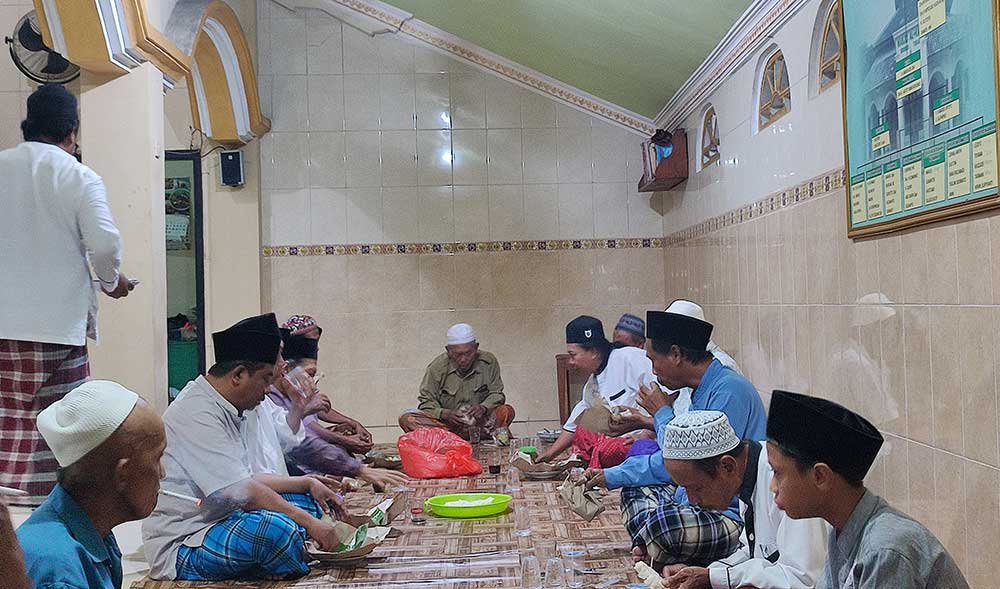 RUTINITAS: Jamaah Masjid Al-Huda yang sedang buka puasa bersama sesaat setelah azan, Rabu (27/3).