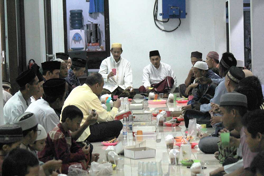 KEBERSAMAAN: Para jamaah menyantap sajian berbuka puasa di Masjid Al Fajri, Jalan Sunan Kudus Tuban.