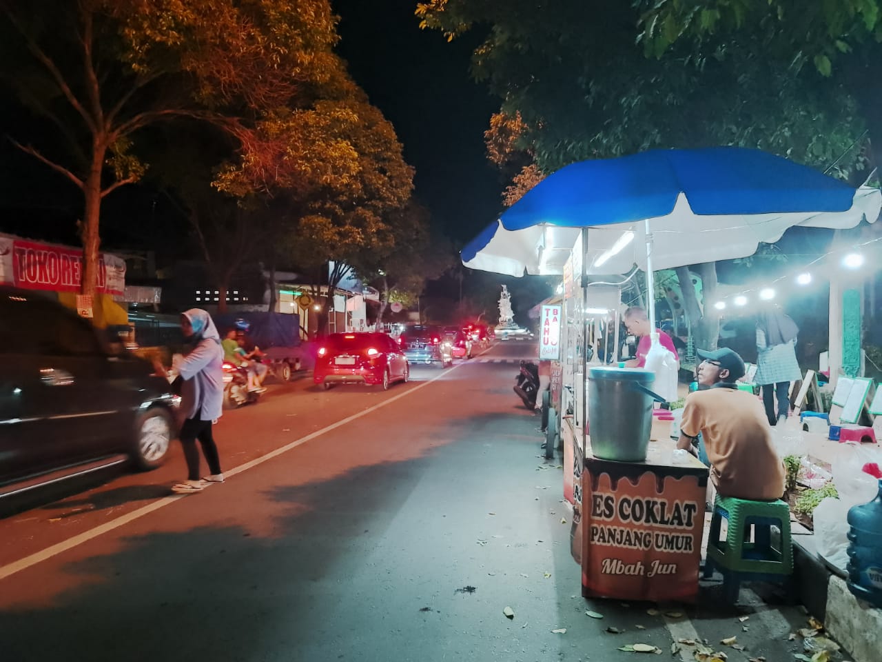 Pedagang kaki lima di kawasan Taman Sleko Tuban
