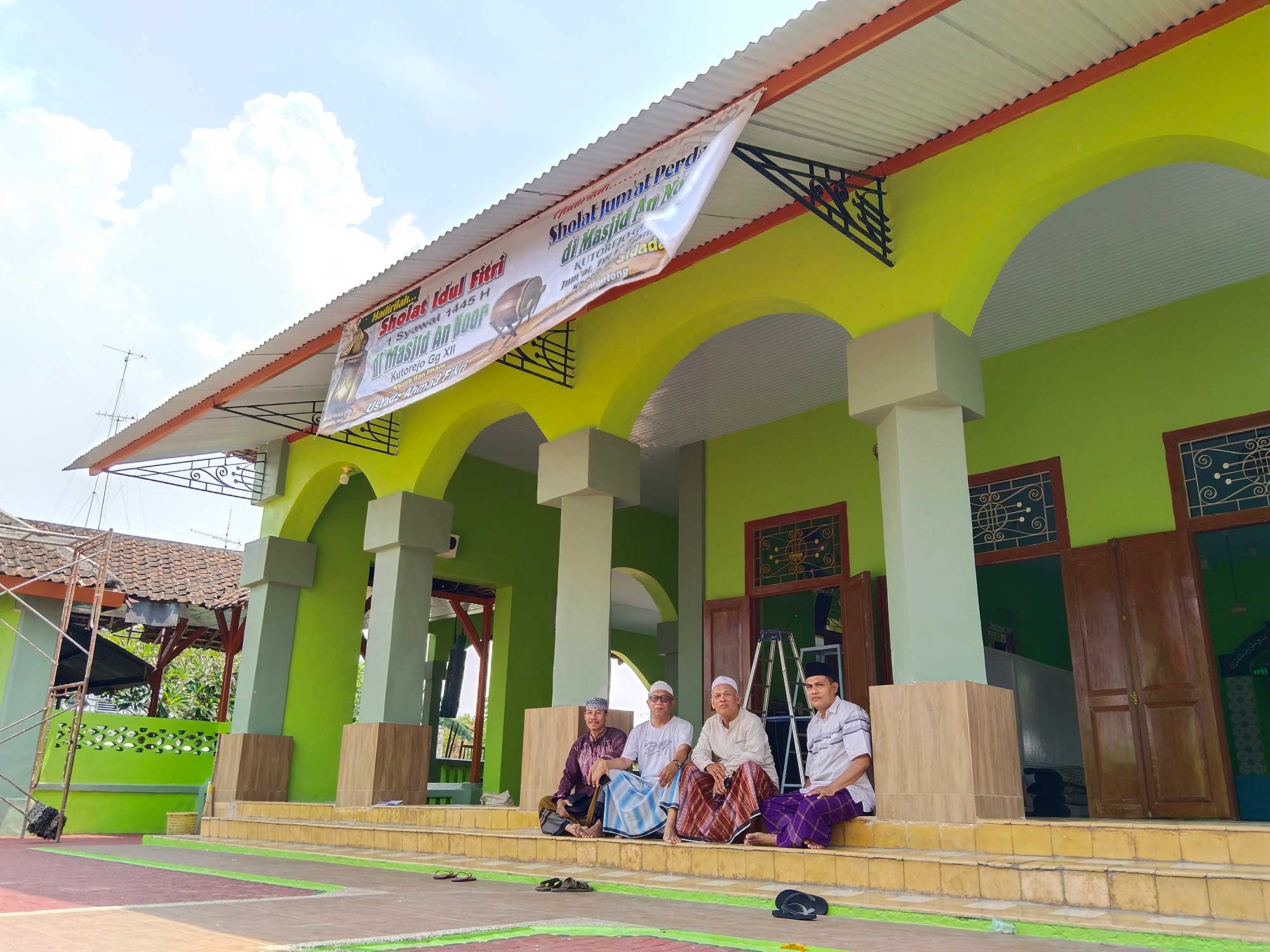 BERSEJARAH: Gus Apang Ketua Takmir Masjid An Noor bersama pengurus bercengkerama di teras.