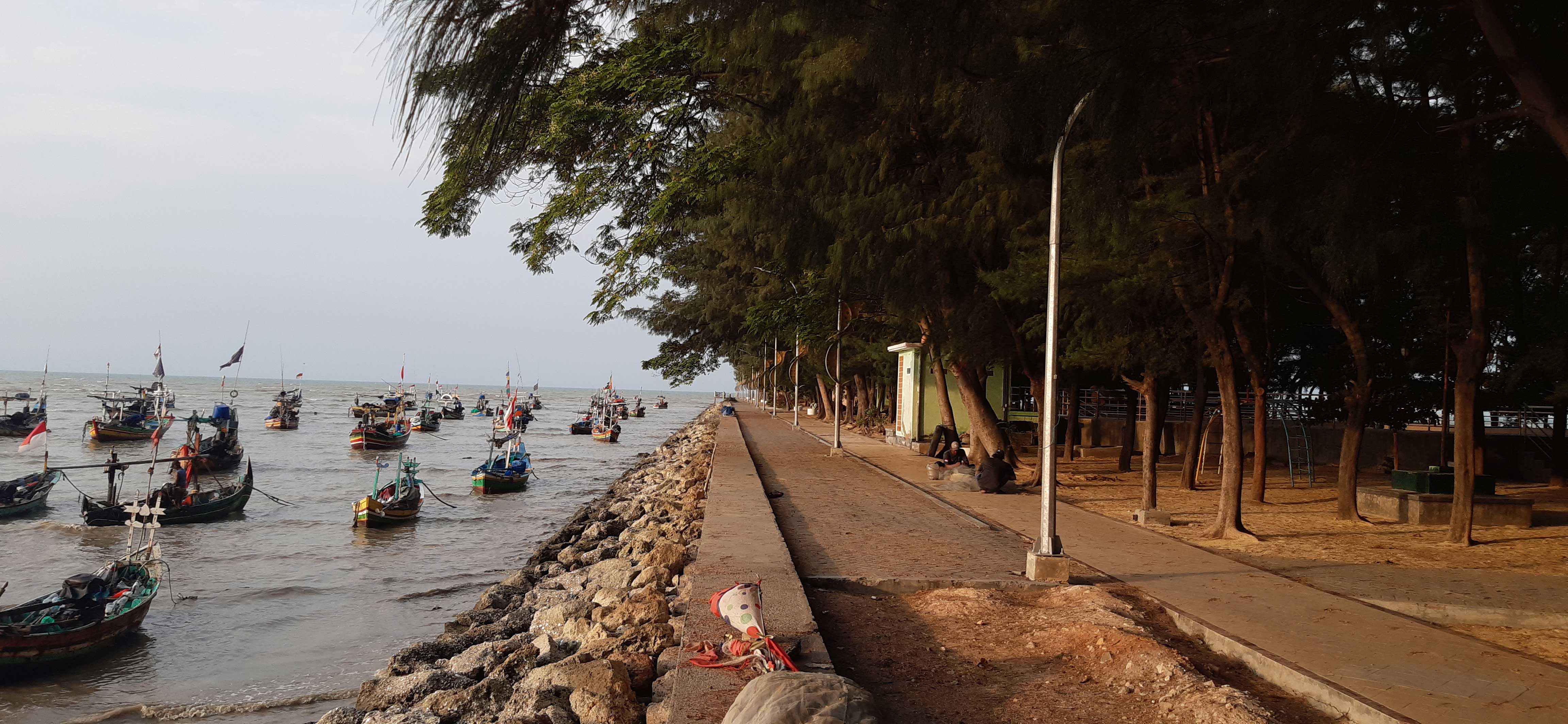 Persewaan perahu di Pantai Boom Tuban.