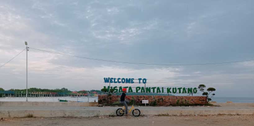 Pantai Kutang, salah satu tempat Wisata di Lamongan dengan keindahan laut berpasir putih yang  mempesona.