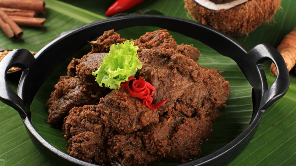 Salah satu makanan khas indonesia Rendang.
