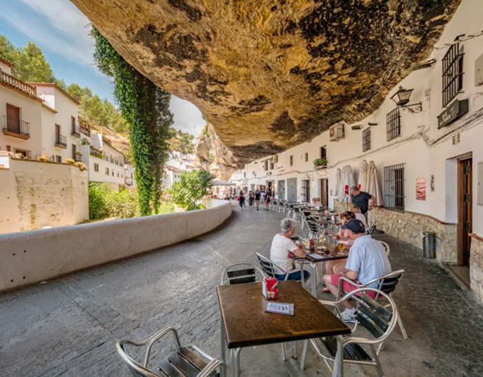 Setenil de las Bodegas Spanyol, salah satu kota unik di dunia.