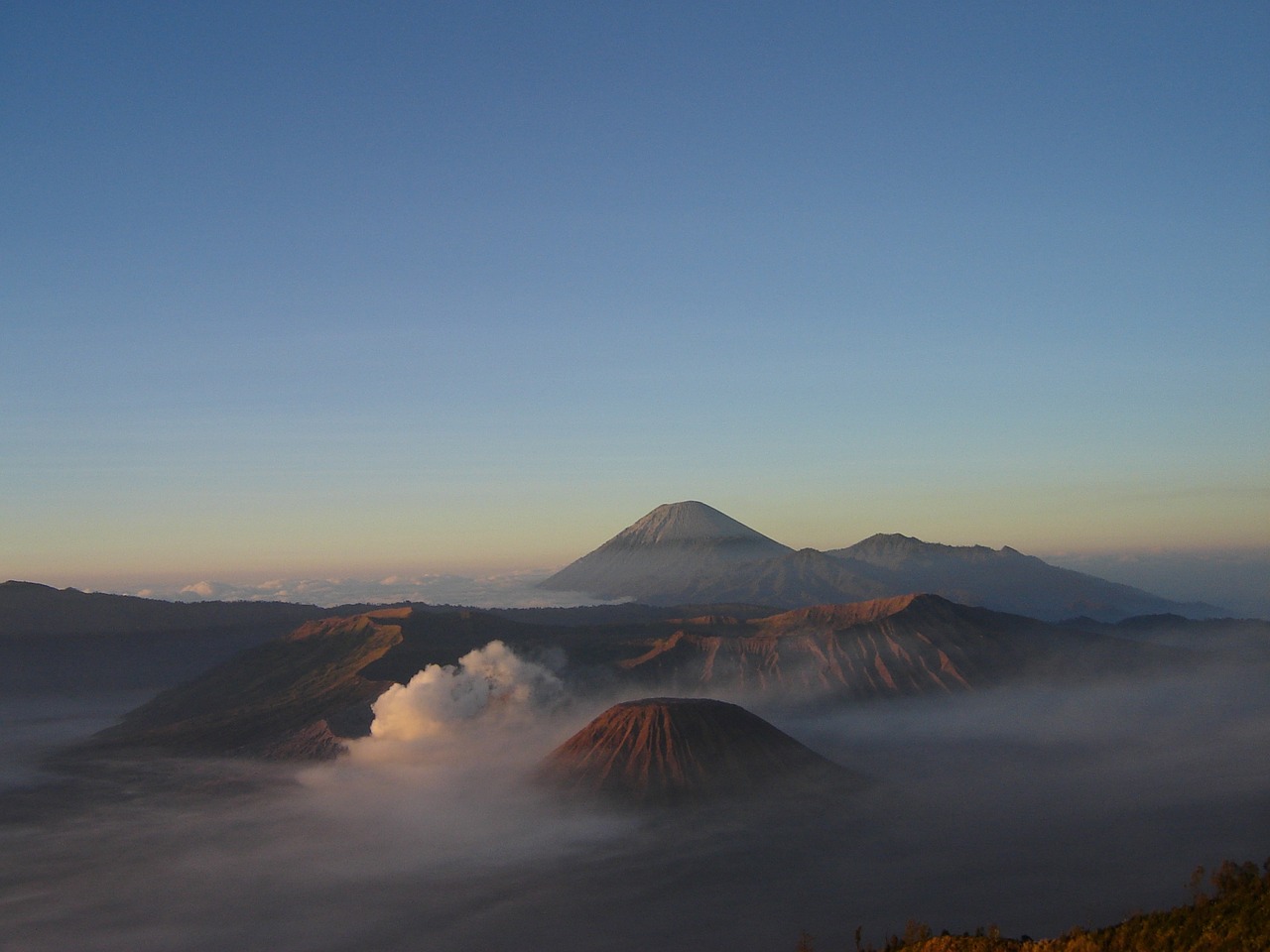 Ilustrasi Gunung Bromo. Berikut beberapa rekomendasi vila di Bromo yang murah cocok untuk keluarga.