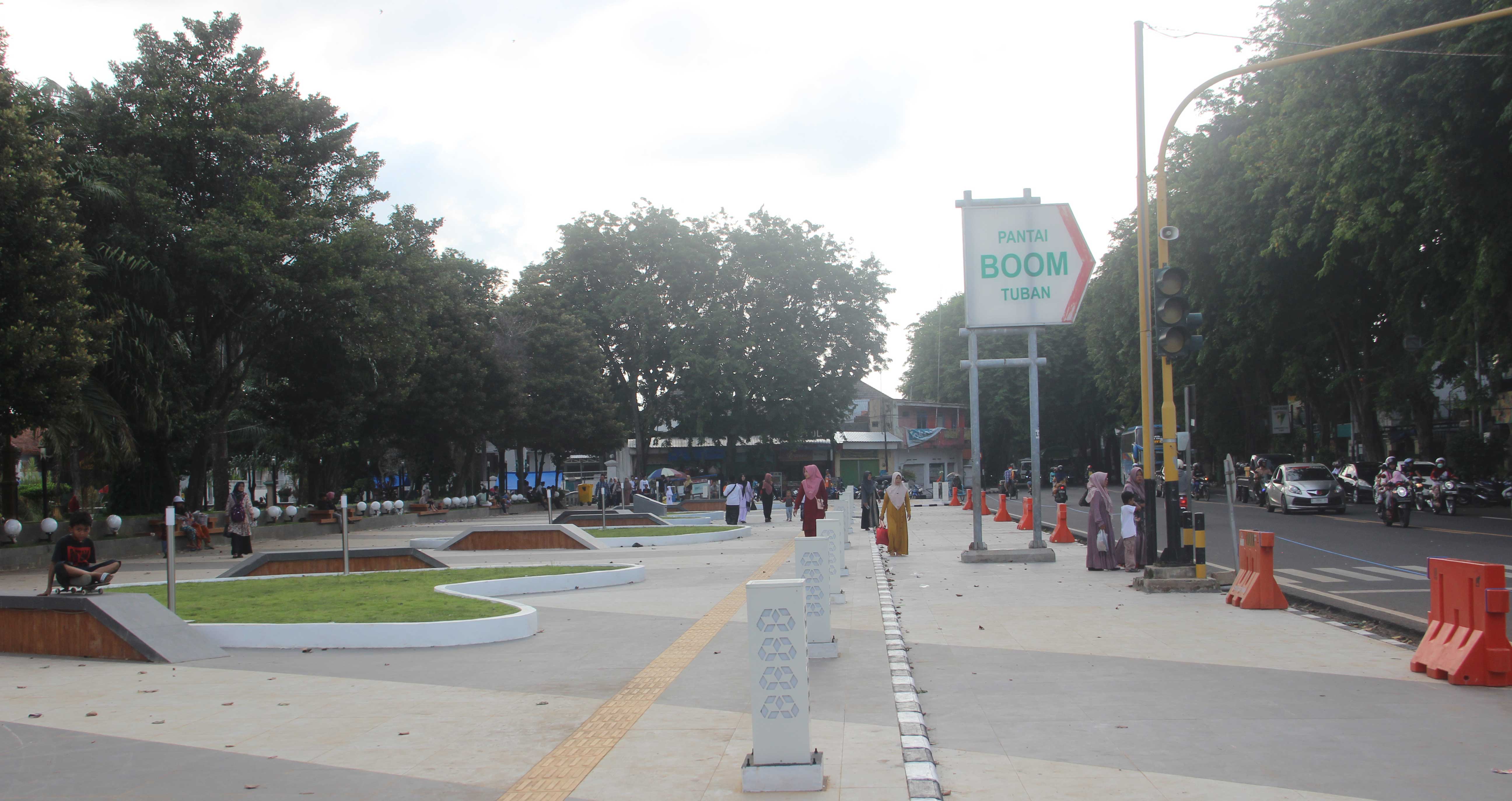 Alun-Alun Tuban, salah satu tempat tenang untuk menyendiri, cocok untuk kaum introvert.