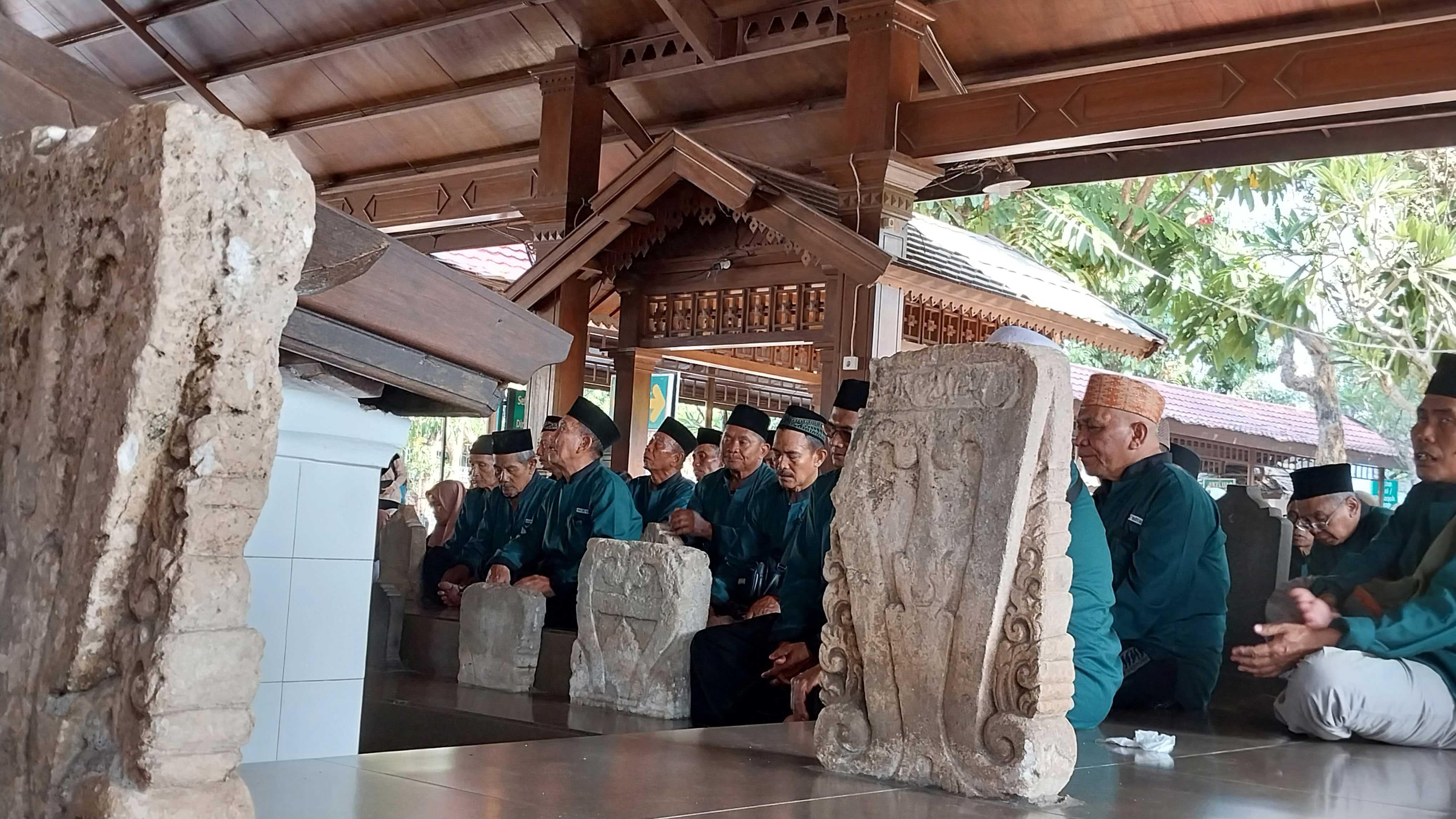 Lokasi makam Sunan Bonang di Tuban. Terjadi perbedaan keyakinan terkait lokasi makam wali Allah ini.