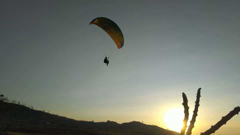 Bukit Glodakan yang dijadikan tempat latihan paralayang dan spot camping di Tuban.