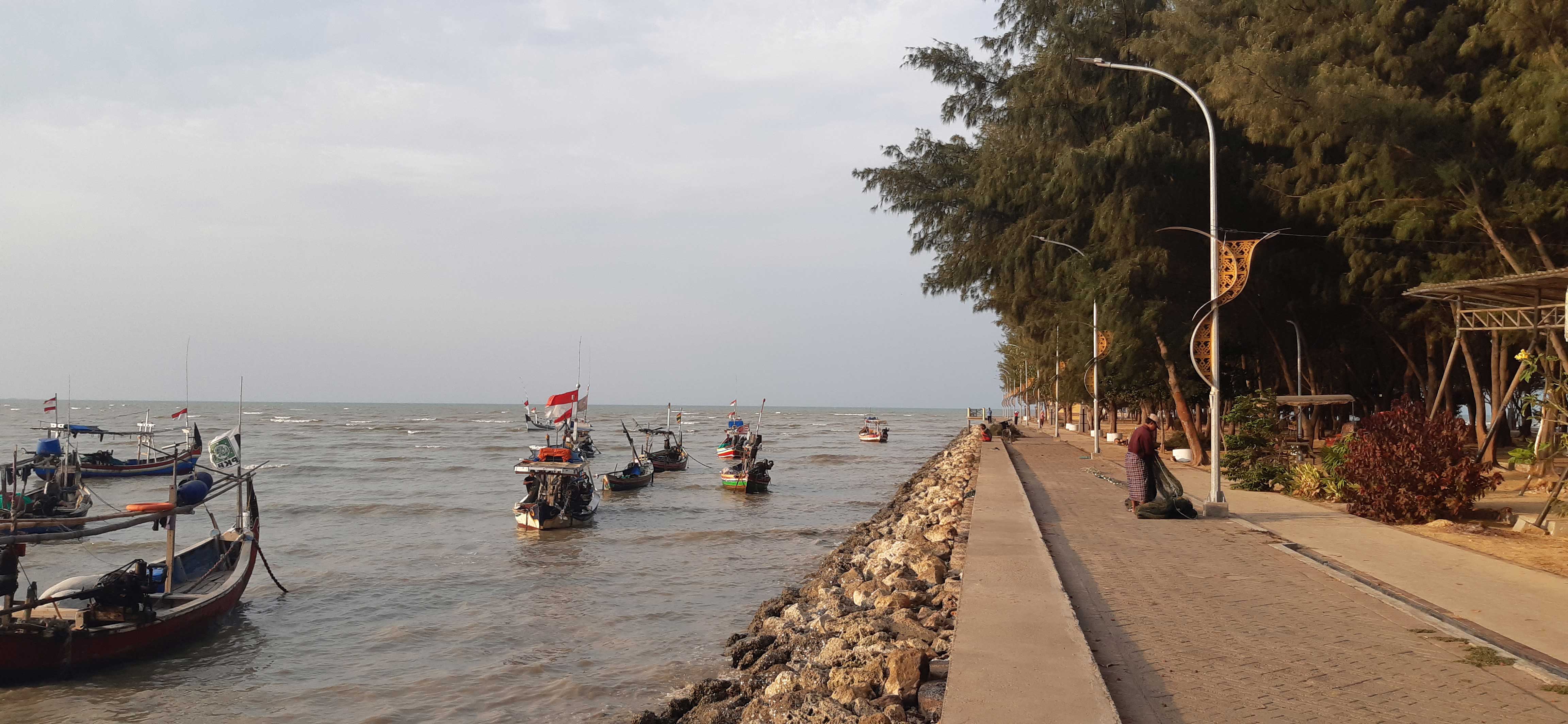 Pantai Boom Tuban, salah satu rekomendasi wisata bermain untuk anak-anak mengisi liburan.