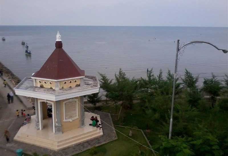 Pantai boom tuban merupakan pelabuhan pada zaman kejayaan kerajaan majapahit. Terbukti dengan ditemukannya beberapa benda bersejarah.