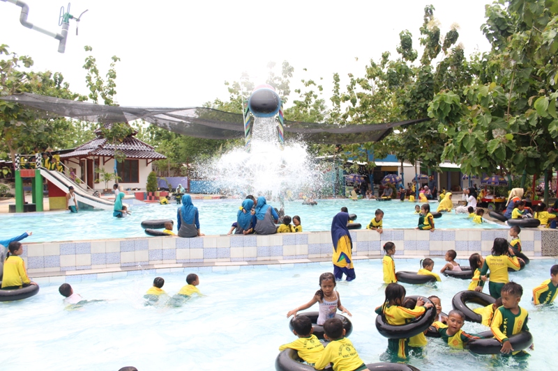 Kolam renang di Jatim Park Tuban yang representatif untuk anak-anak maupun dewasa.