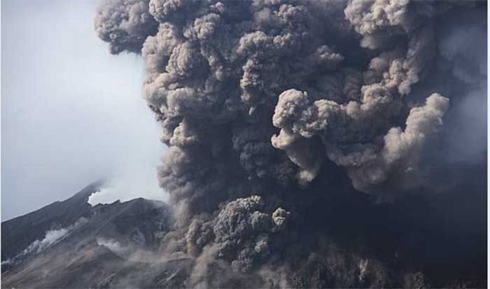 Kandungan dan sifat fisika &ndash; kimia dalam abu vulkanik gunung meletus  dapat menimbulkan efek berbahaya bagi kesehatan tubuh.