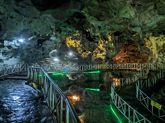 Gua Akbar Tuban, salah satu destinasi unik dan estetik, dengan keindahan stalaktit dan stalagmit yang terbentuk selama jutaan tahun.