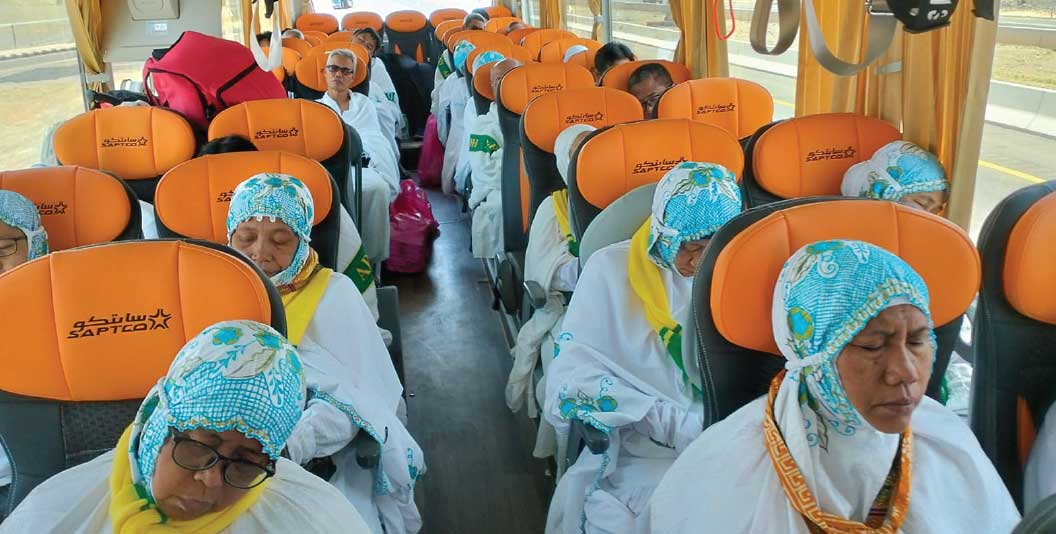 Jemaah asal Tuban naik bus perjalanan dari Madinah menuju Makkah, Kamis (23/5) lalu.