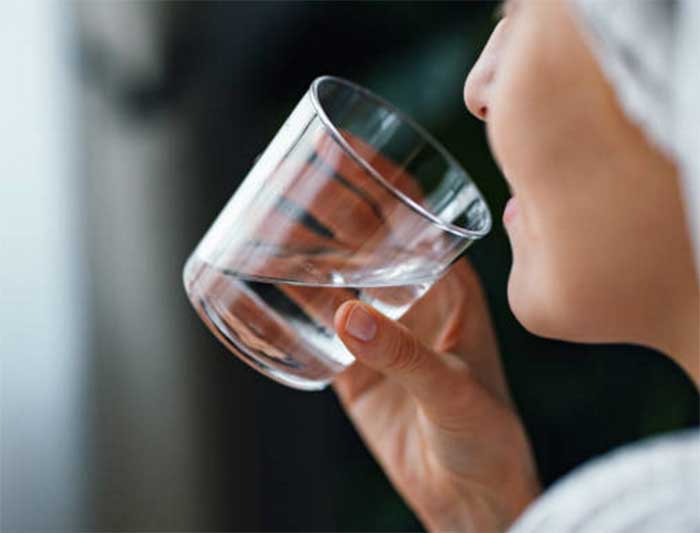 Jarang minum air putih dapat menyebabkan beberapa dampak buruk bagi kesehatan.