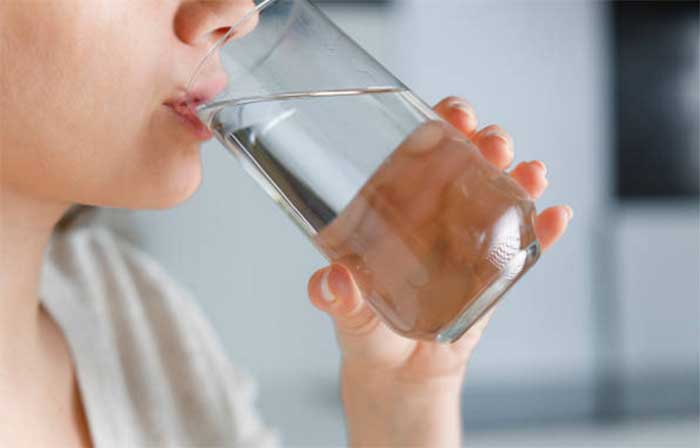 Air putih adalah elemen yang penting untuk menjaga kesehatan tubuh.