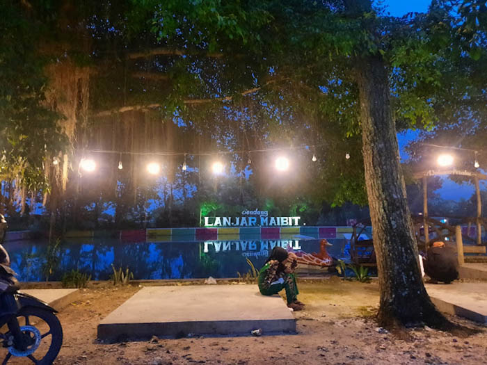 Bumi perkemahan di Tuban Sendang Lanjar Maibit, salah satu wisata alam yang terkenal dengan sumber mata airnya yang jernih dan melimpah.