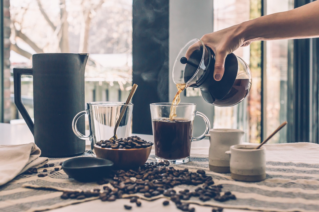 Terlalu banyak minum kopi bisa berdampak buruk bagi kesehatan,  salah satunya bisa menyebabkan diare dan bisa merusak gigi.