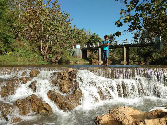 Air Terjun Banyu Langse Tuban menawarkan pemandangan alam yang spektakuler dan suasana yang sejuk.
